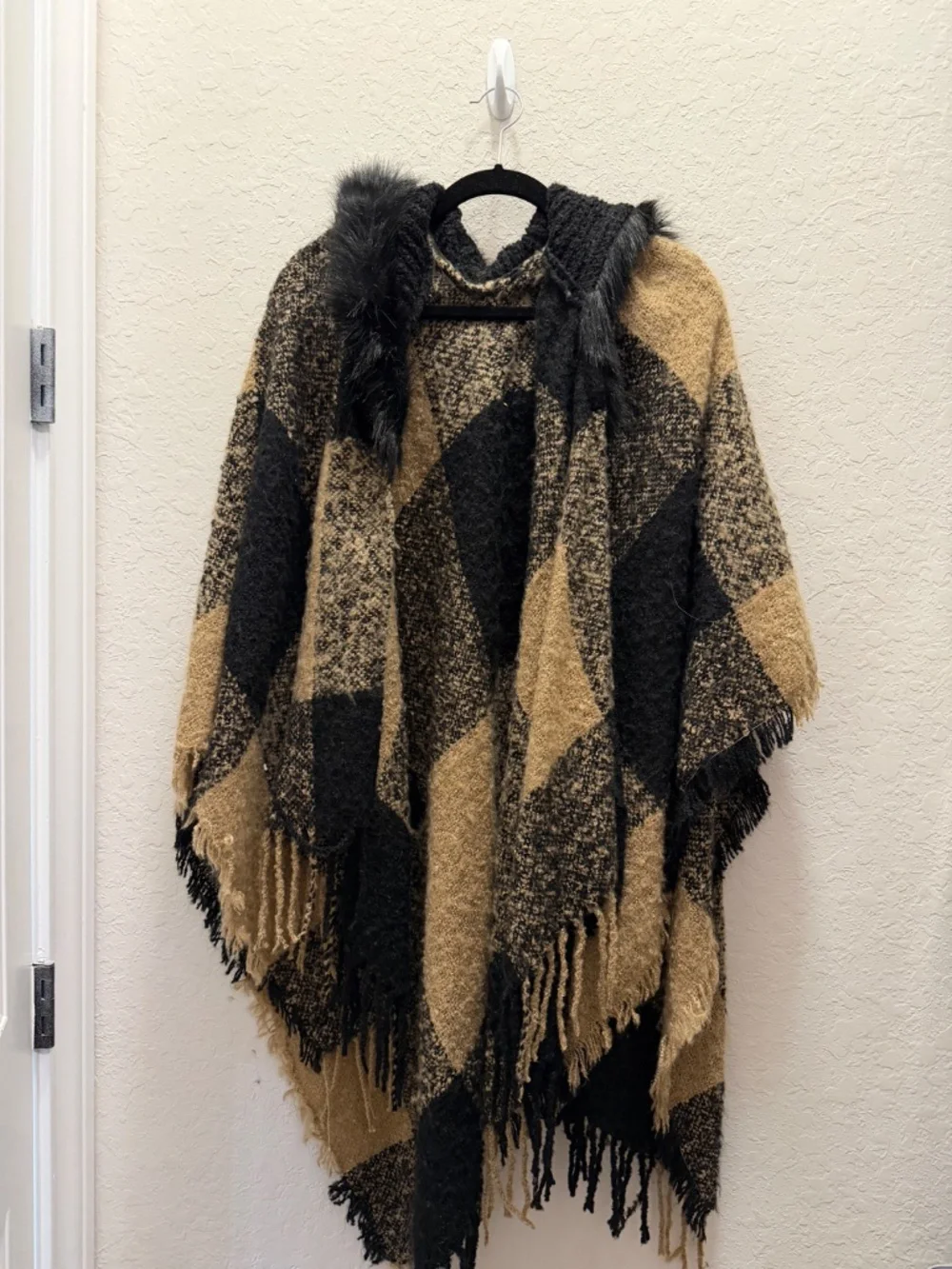 Hooded shawl with simple fur around the face